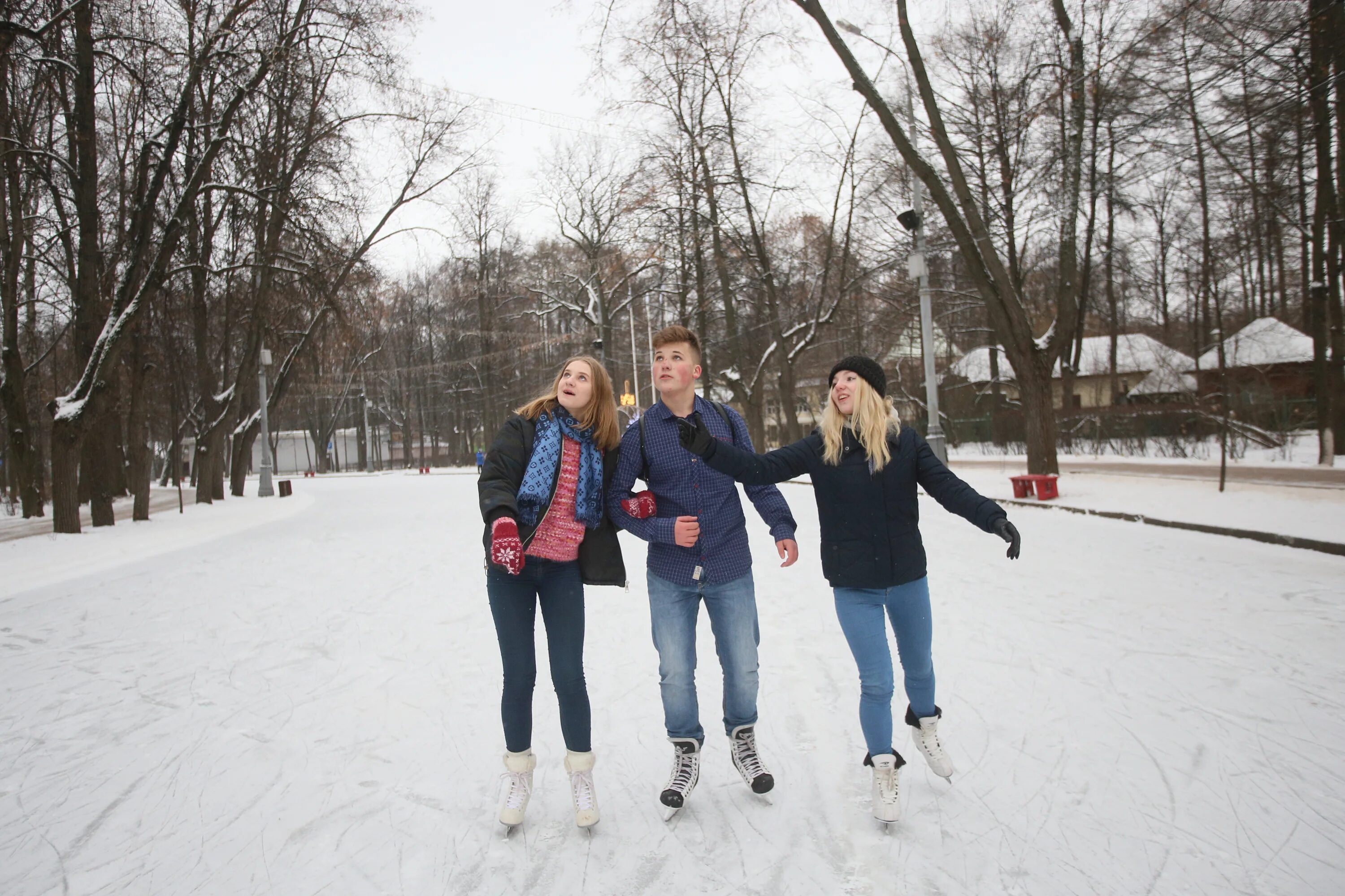 Курсы воскресенск. Каток в Воскресенске. Воскресенский каток Омск. Фотосессия Воскресенск. Открытие ледовой коробке в Воскресенске.