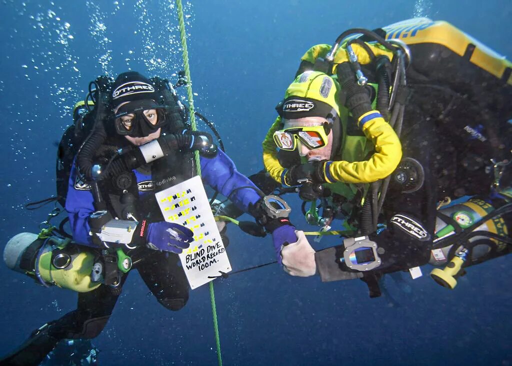 Глубина 100. Глубина 100 метров. Самый глубокий бассейн в мире. Бассейн y-40 the deep joy италия. Пещера ласточек, аквисмон, мексика.