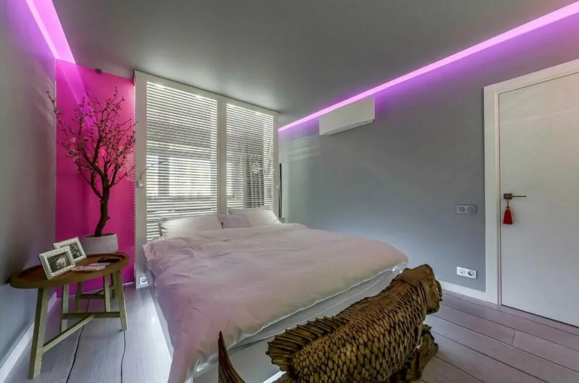 Потолок с подсветкой. Светодиодная лента в интерьере спальни. Светодиодная подсветка в спальне. Комната с подсветкой.