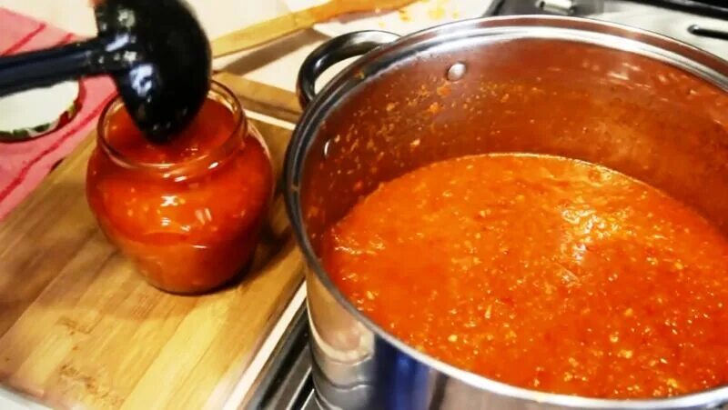 Кабачковую икру на зиму через мясорубку. Кабачковая икра 1.5 кг моркови томатная паста. кабачковая икра на зиму через мясорубку. кабачковая икра на зиму с томатной пастой. кабачковая икра с томатной пастой.