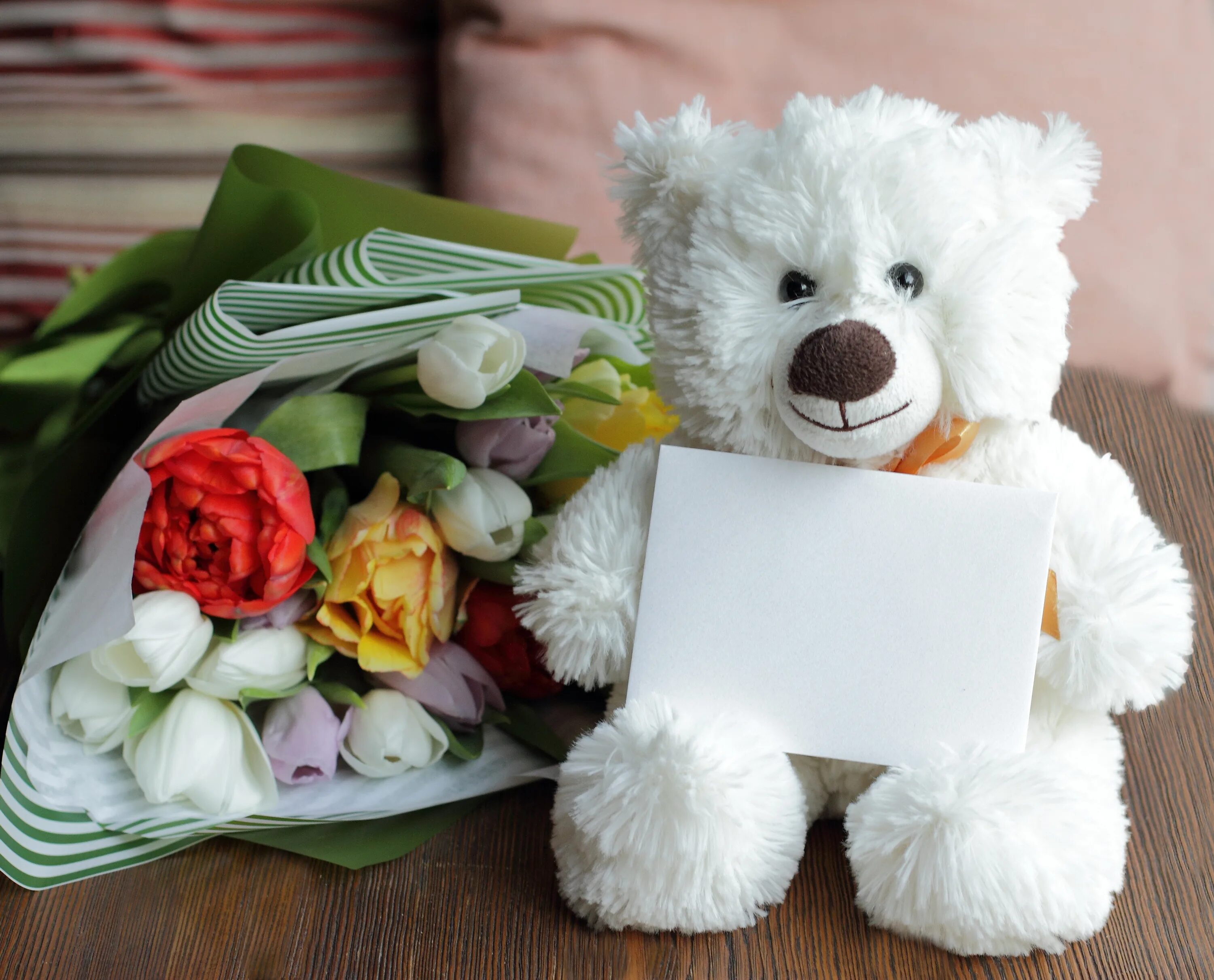 Поздравление большое мишки. Красивый Медвежонок с цветами. Медведь с цветами. Открытка с днем рождения мишка с цветами. Плюшевый мишка с цветами картинки.