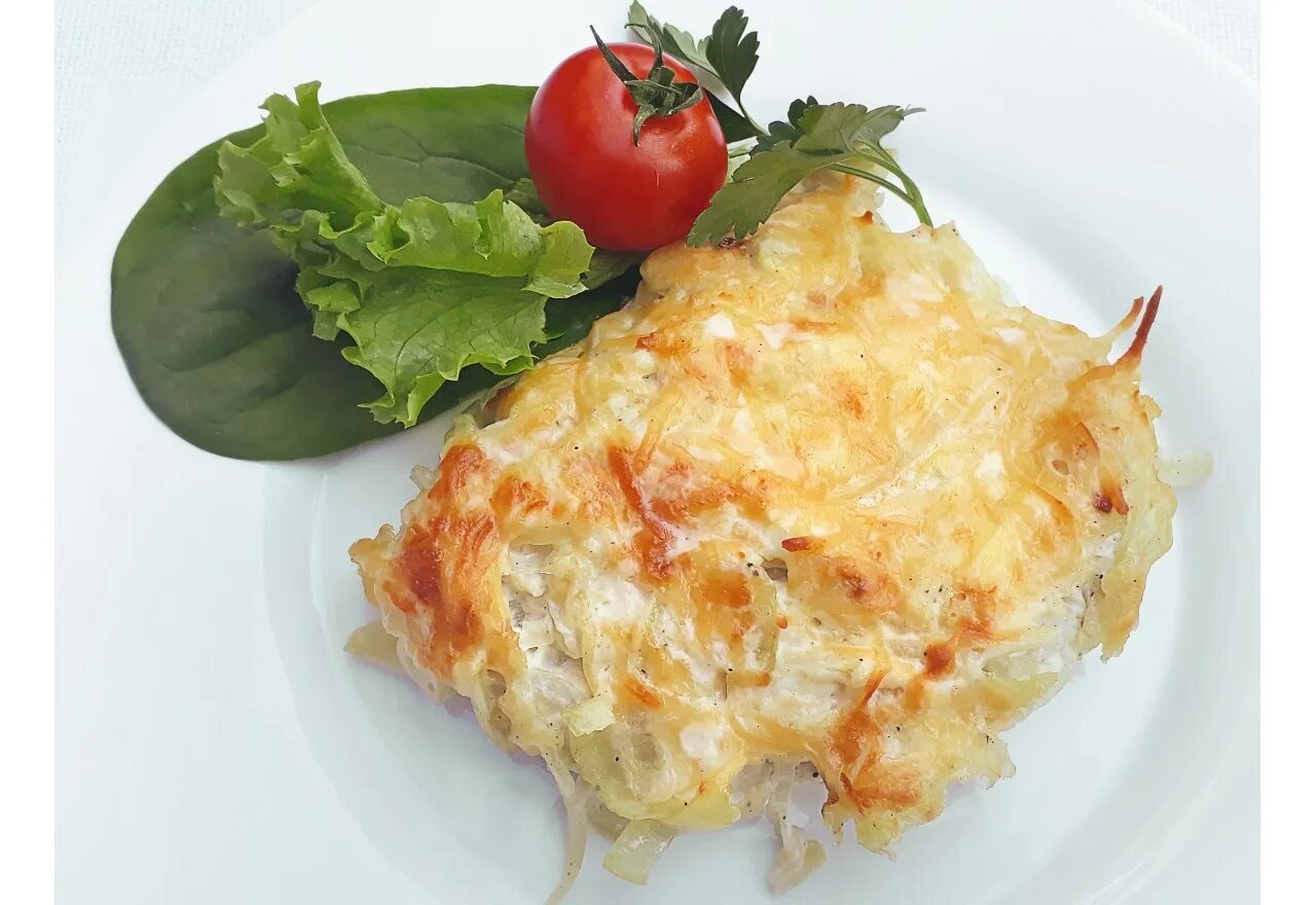 Свинина с ананасами в духовке с сыром. Свинина запеченная в сыре. Мясо в духовке из свинины. Свинина под картошкой. Свиные отбивные с сыром.