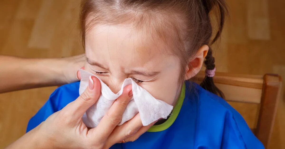 Отравление нафтизином у детей. Заложенность носа ребенок 4 года. Вытирает рот платочком. Ребенок сморкается в платок. Заложенность носа ребенок 4 года.