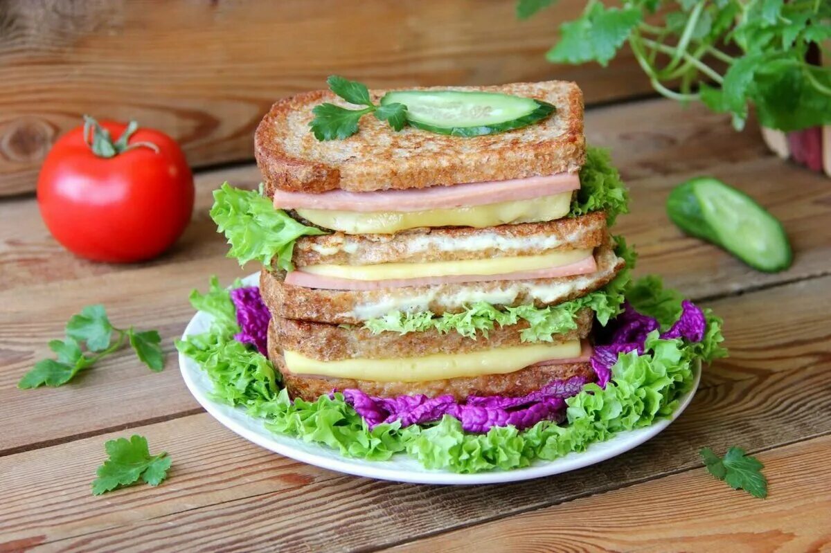 Приготовление бутербродов с колбасой. Бутерброд. Бутерброд с колбасой. Бутерброды домашние. Многослойные бутерброды.