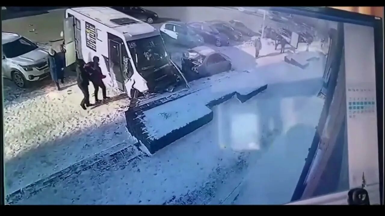 Автобус въехал в мачту освещения. Дтп плохо водителю. Автобус врезался в машину. 01. Дтп плохо водителю.
