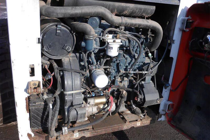 Двигатель bobcat. Bobcat s300 двигатель. Двигатель Кубота Бобкэт 300. Бобкэт 630s моторный отсек. Двигатель Бобкэт 175.