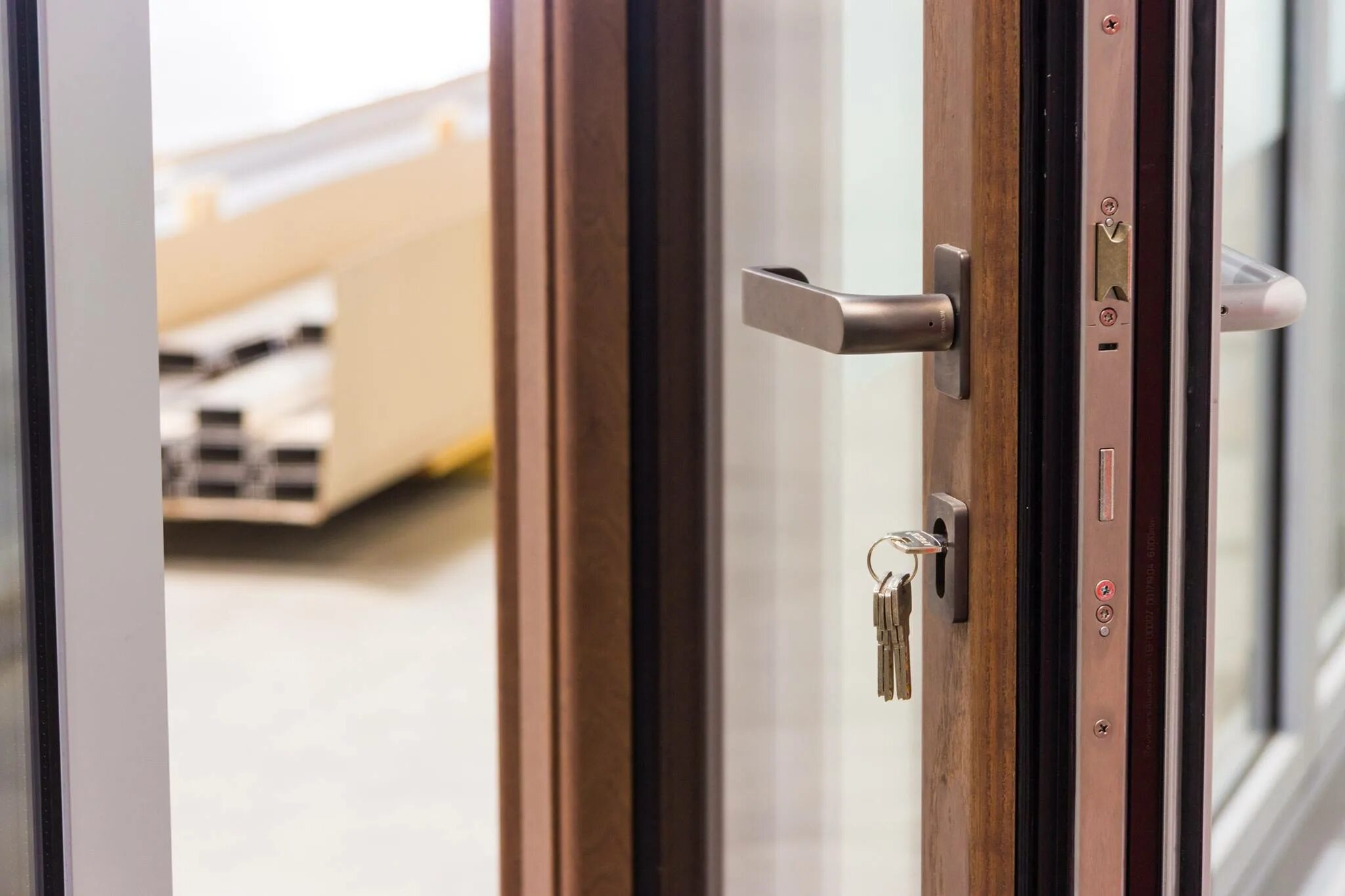 алюминиево деревянные двери. межкомнатные двери из алюминиевого профиля системы swing raumplus. пластиковая дверь на веранду. портальные двери schuco. окна reynaers sensity.