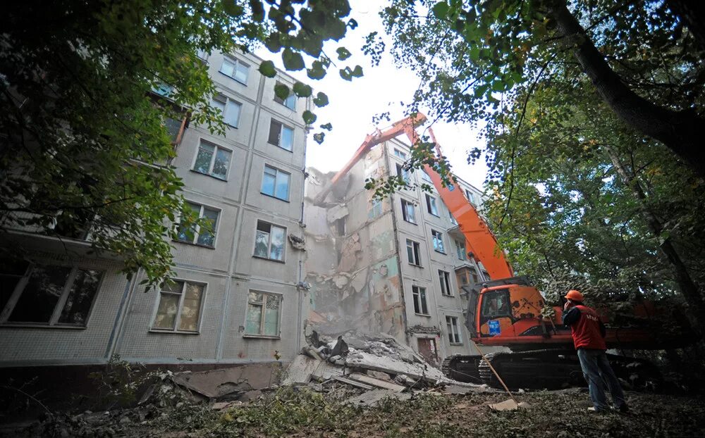 Дом под снос как дают квартиры собственникам. Сносят хрущевку в москве. четырехэтажка ветхая. последние ветхие пятиэтажки в москве снесут в 2018 году в. сносимая серия пятиэтажек.