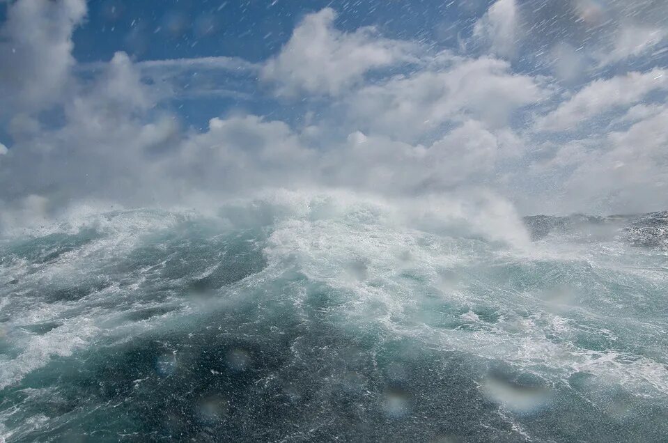 Кипящее море. Бурлящее море. Кипящий океан. Море вода бурление.