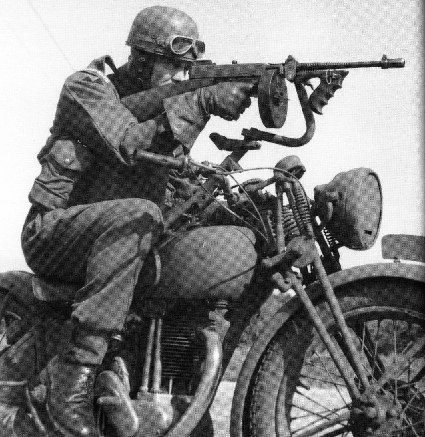 Мотоциклист стрелял. Мотоциклы вермахта второй мировой войны. Немецкий военный мотоцикл 1941. Немецкие мотоциклисты второй мировой войны. Военные мотоциклы Германии второй мировой войны.