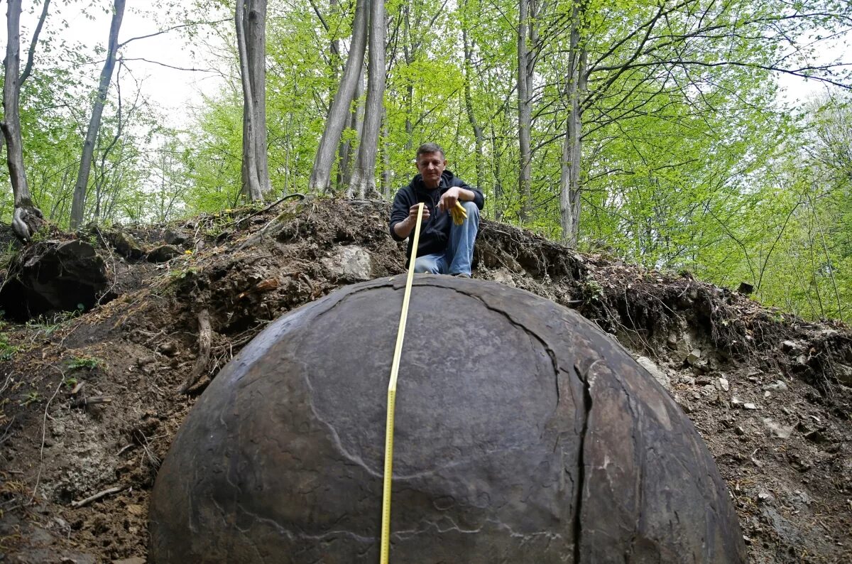 Каменные шары Боснии. Гигантские каменные шары Коста-Рики. В лесу нашли огромный шар. Каменные шары в Сибири. Земли которые не разгаданы