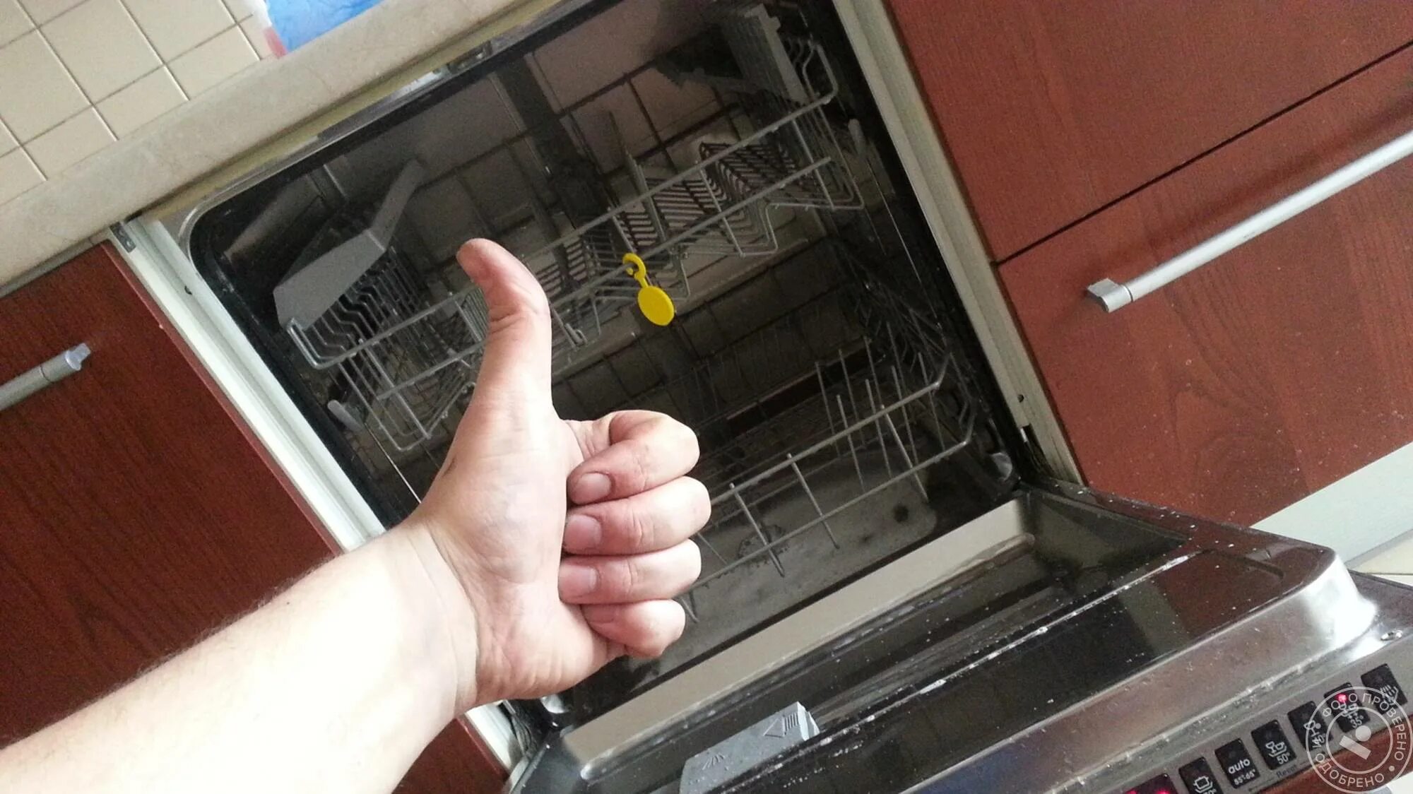 Неисправности посудомойки. Сломалась посудомойка. Поломки посудомоечных машин. Сломанная посудомоечная машина. Посудомойка течет.