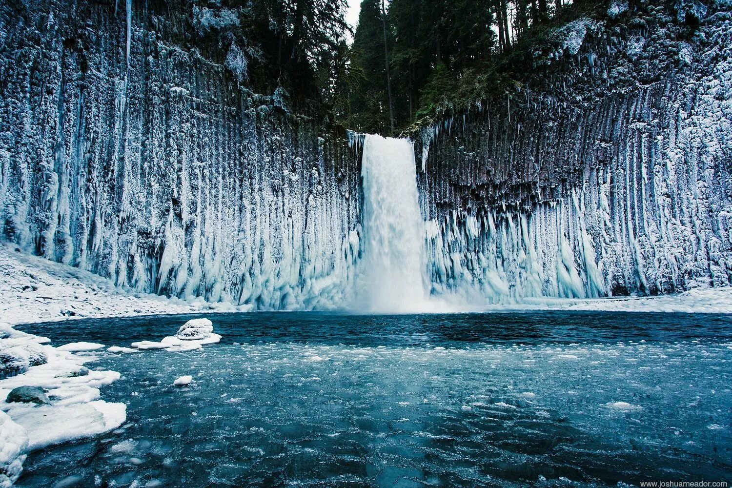 Зима фото водопад. Abiqua Falls. Орегон водопад США. Водопад хелмкен. Батарейский водопад.