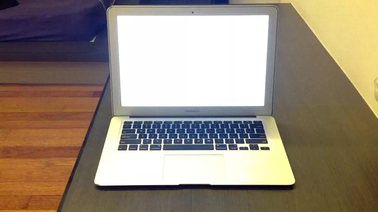 Macbook белый экран. MACBOOK Air 13 Mid 2011. Экран макбук АИР 2011. MACBOOK Pro White. MACBOOK Pro 13 Mid 2012 фото