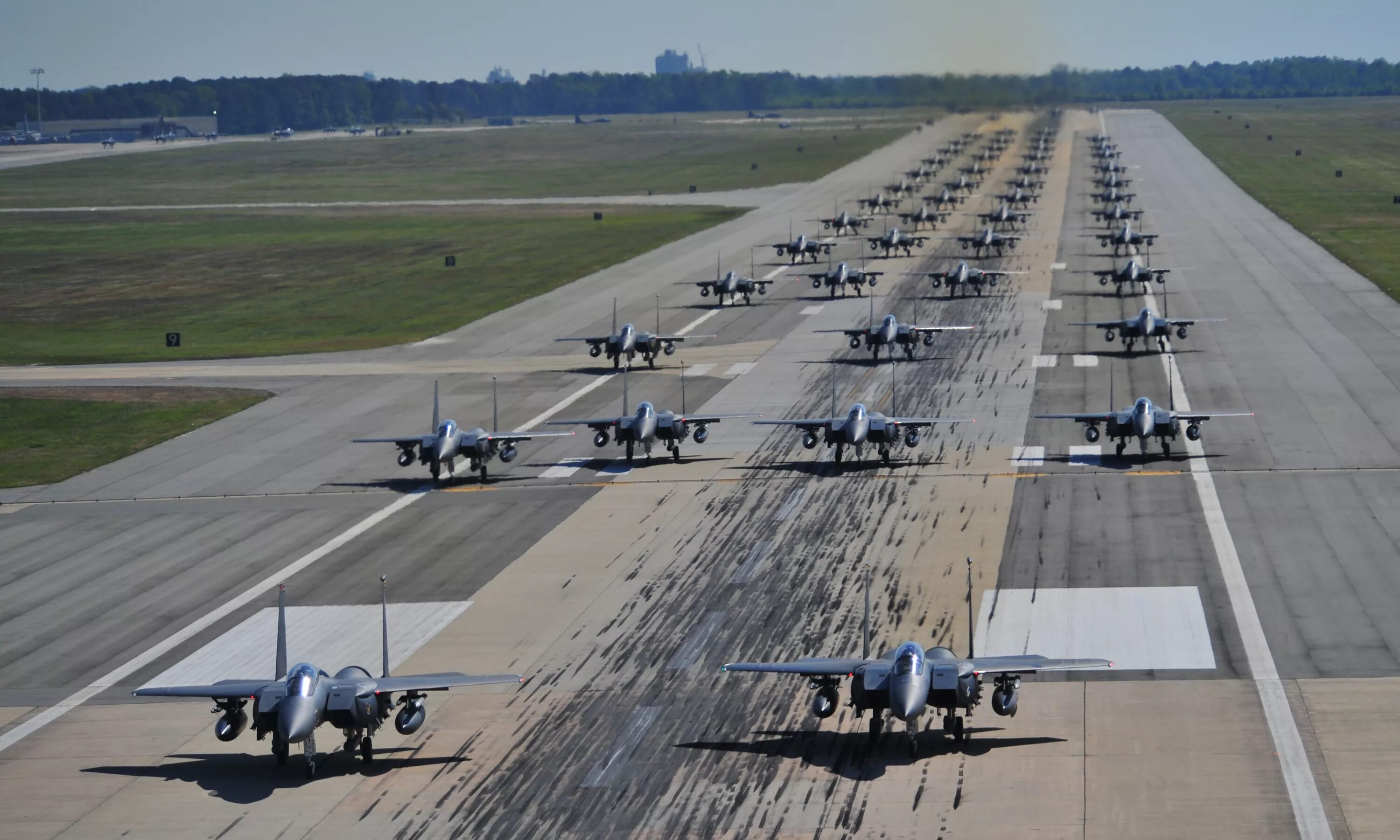 Посадка истребителя. F-15 на аэродроме. Аэродром США f35. Авиабаза ВВС США "кадена". США Военная вертолетная база.