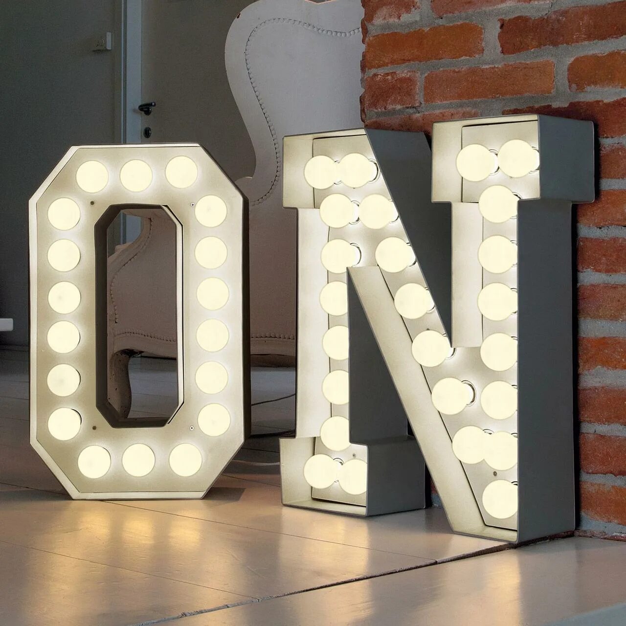 Деревянная буква д. Пенопластовые буквы. Декорации из картона. Зеркальные акриловые звезды большие для фотозоны. Гигантские буквы из бетона.