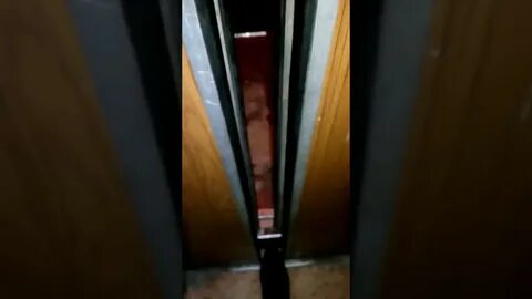 Пол в кабине лифта