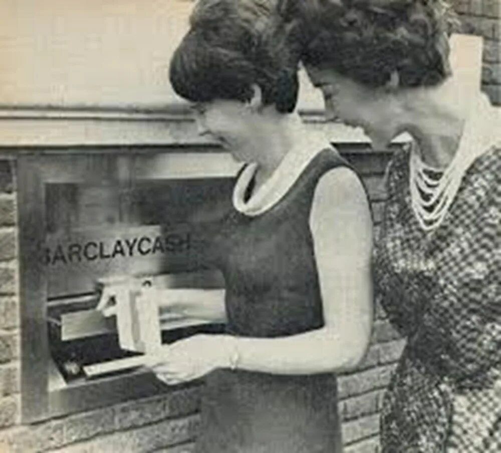 First atm. Первый в мире Банкомат 1967. Первый Банкомат 1967 год. Лютер Джордж СИМДЖЯН. Первый Банкомат 1939.