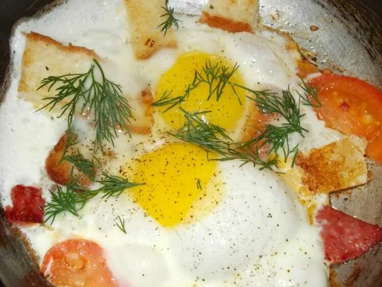 Горячие бутерброды с яйцом. Горячие бутерброды с помидорами. Завтрак яйца помидоры хлеб. Завтрак крок месье. Праздничная яичница.