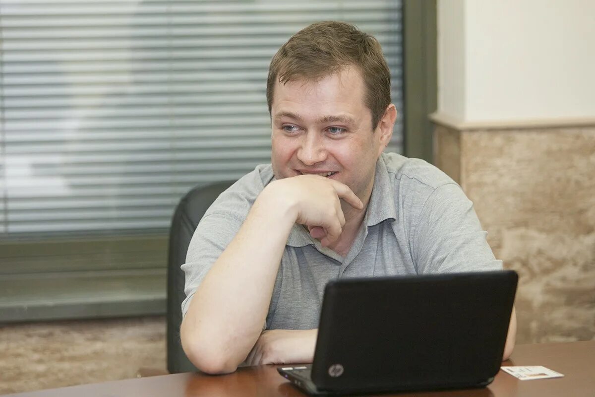 Олег пирожков нтв плюс. Олег пирожков нтв плюс. Олег пирожков комментатор. Олег пирожков уткин. Пирожков комментатор.