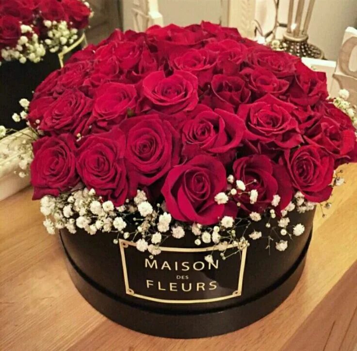 Розы в прозрачной коробке. Букеты цветов в коробках. Шляпная коробка maison des fleurs. Стеклянные коробки с цветами. Цветы в коробке мейсон.