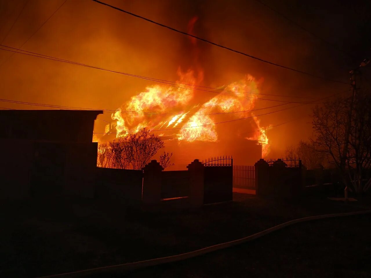 Пожар на заревом. Зарево пожарищ. Пожар в Успенке. Зарево от пожара. Пожар сгорел дом.