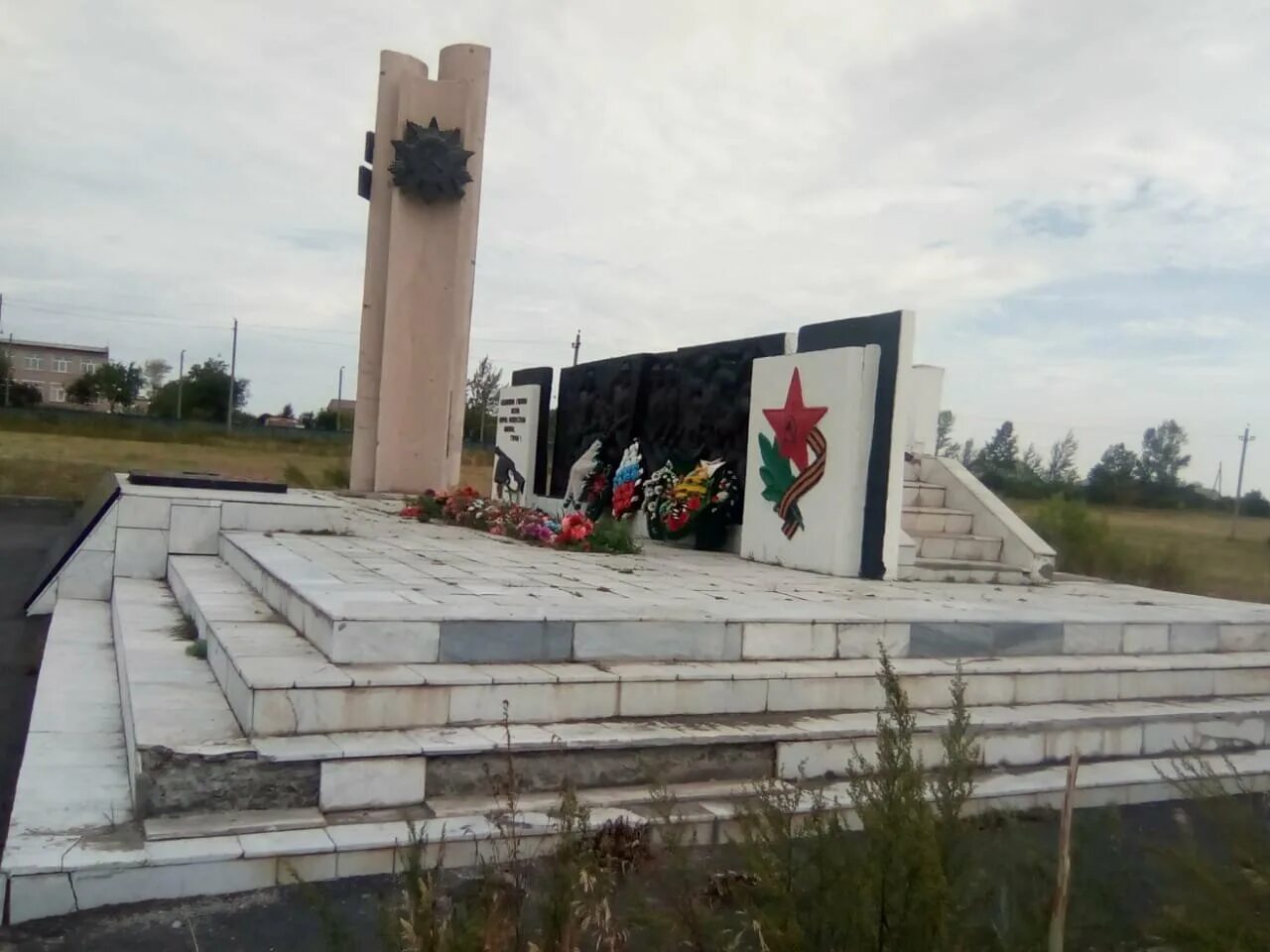 Село Каракульское Октябрьского района Челябинской области. Мемориал павшим Октябрьское Челябинской области. Челябинская область Октябрьский район воинам-землякам. Памятники Октябрьского района Челябинской области-. Погода в каракульском