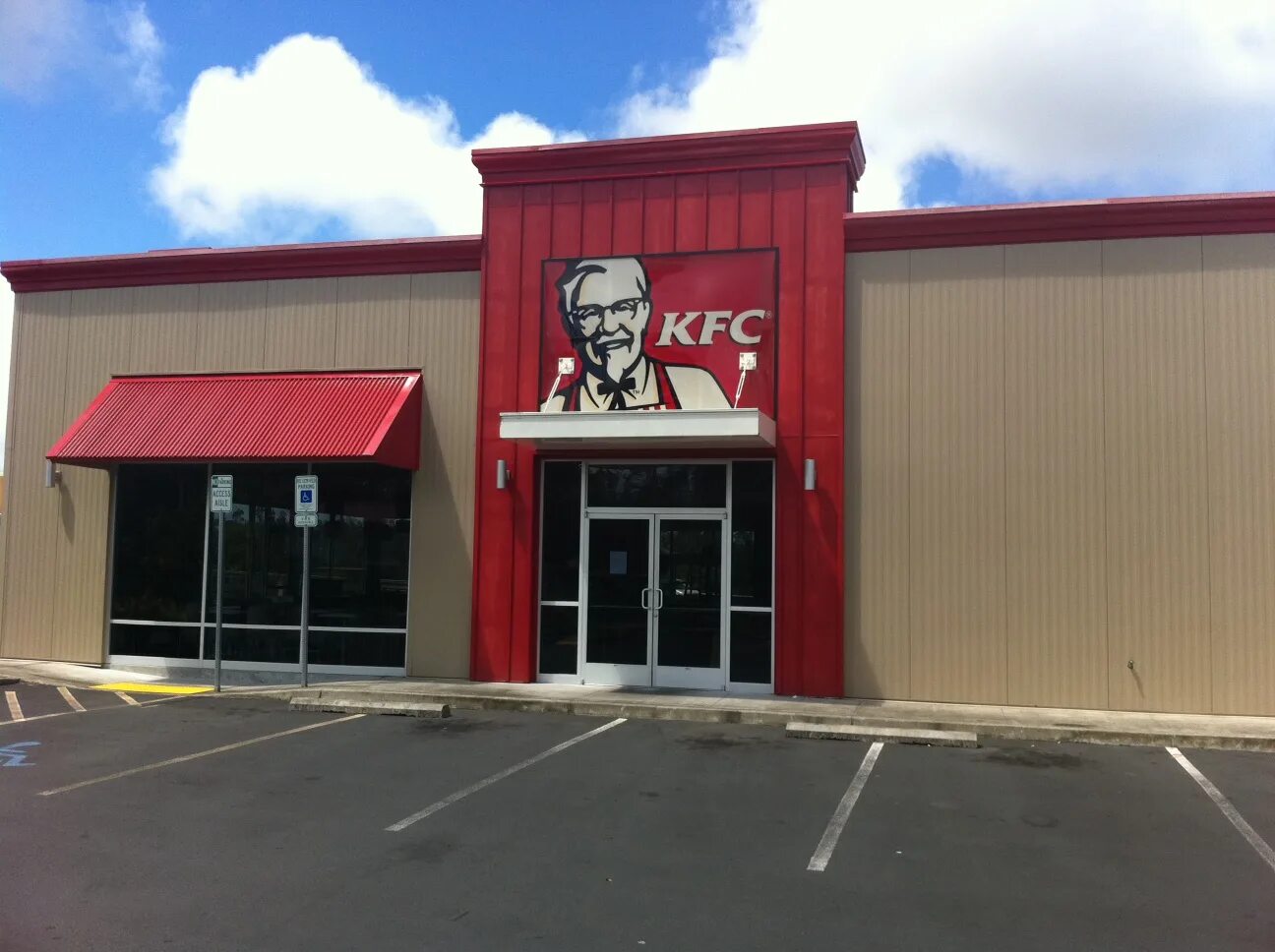 Метро парк победы кфс. Кфс парк победы ставрополь. Кфс бак. Kfc парк хаус. Kfc в баку самый большой.