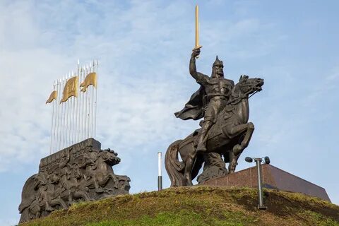 Памятники лнр