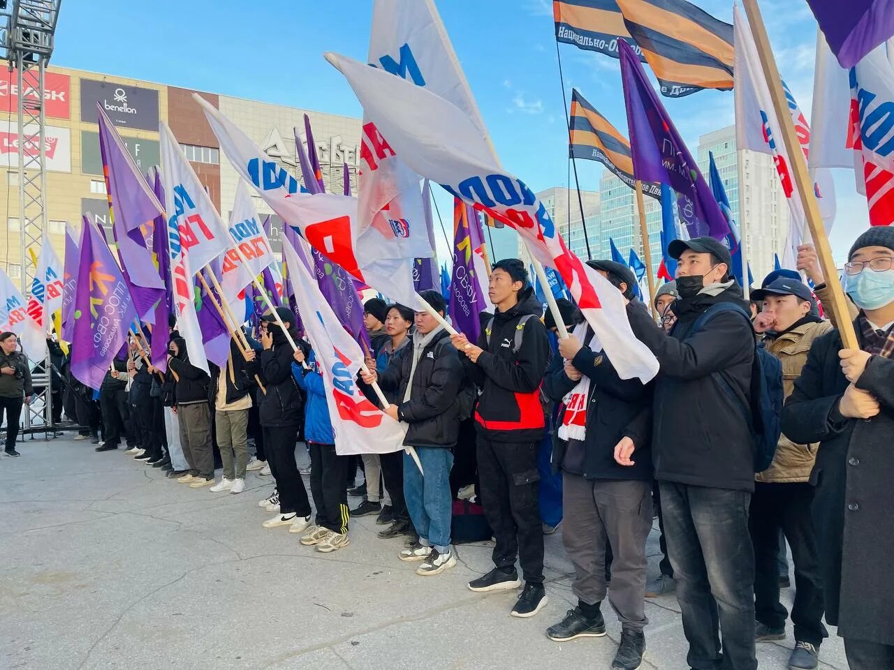 Поддержку референдума. Якутск митинг. антивоенный пикет якутск. митинг во владимире. митинг в поддержку россии во владимире.