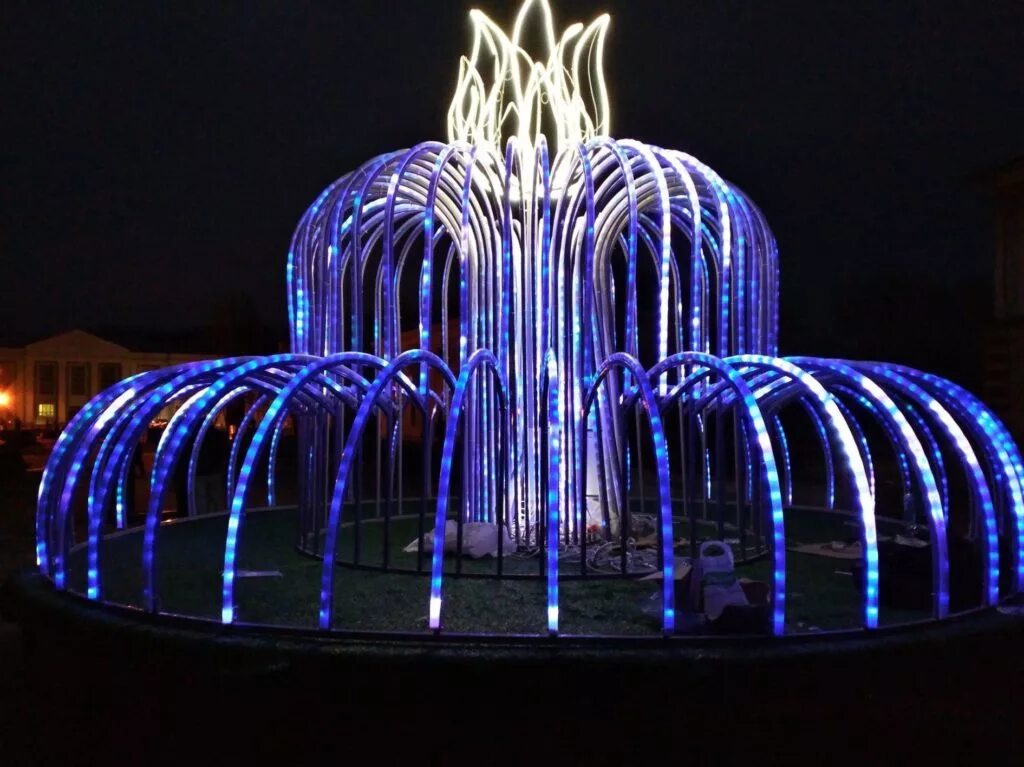 Зимний световой фонтан. Световой фонтан. Световой фонтан. Фонтаны в саратове 2022. Светящийся фонтан на гайве.