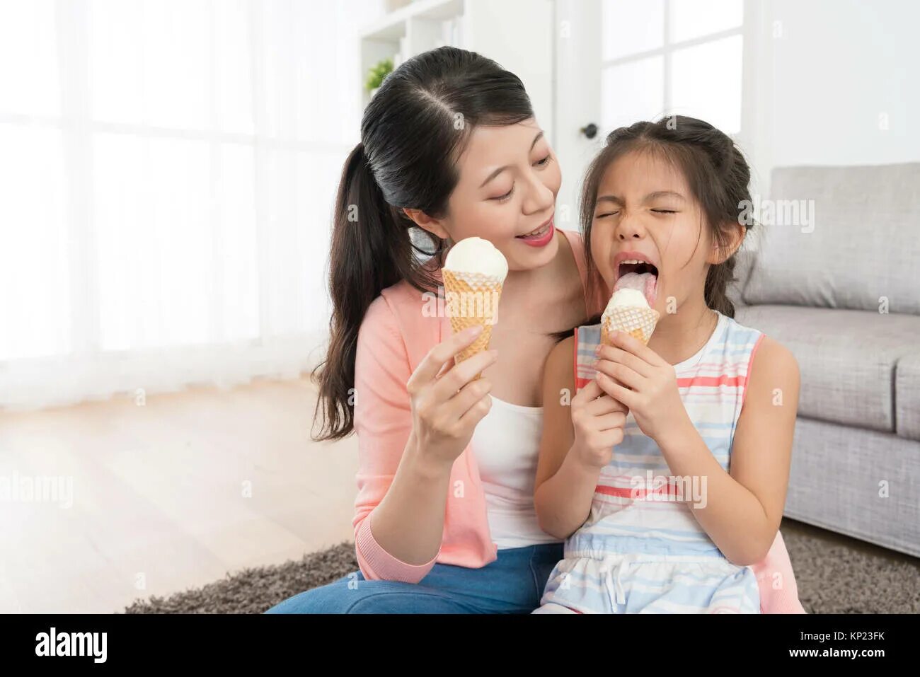 Mother licking daughter. Лесбийский поцелуй детский. Мама с дочкой поцелуй. Дети едят мороженое. Мом son kiss.