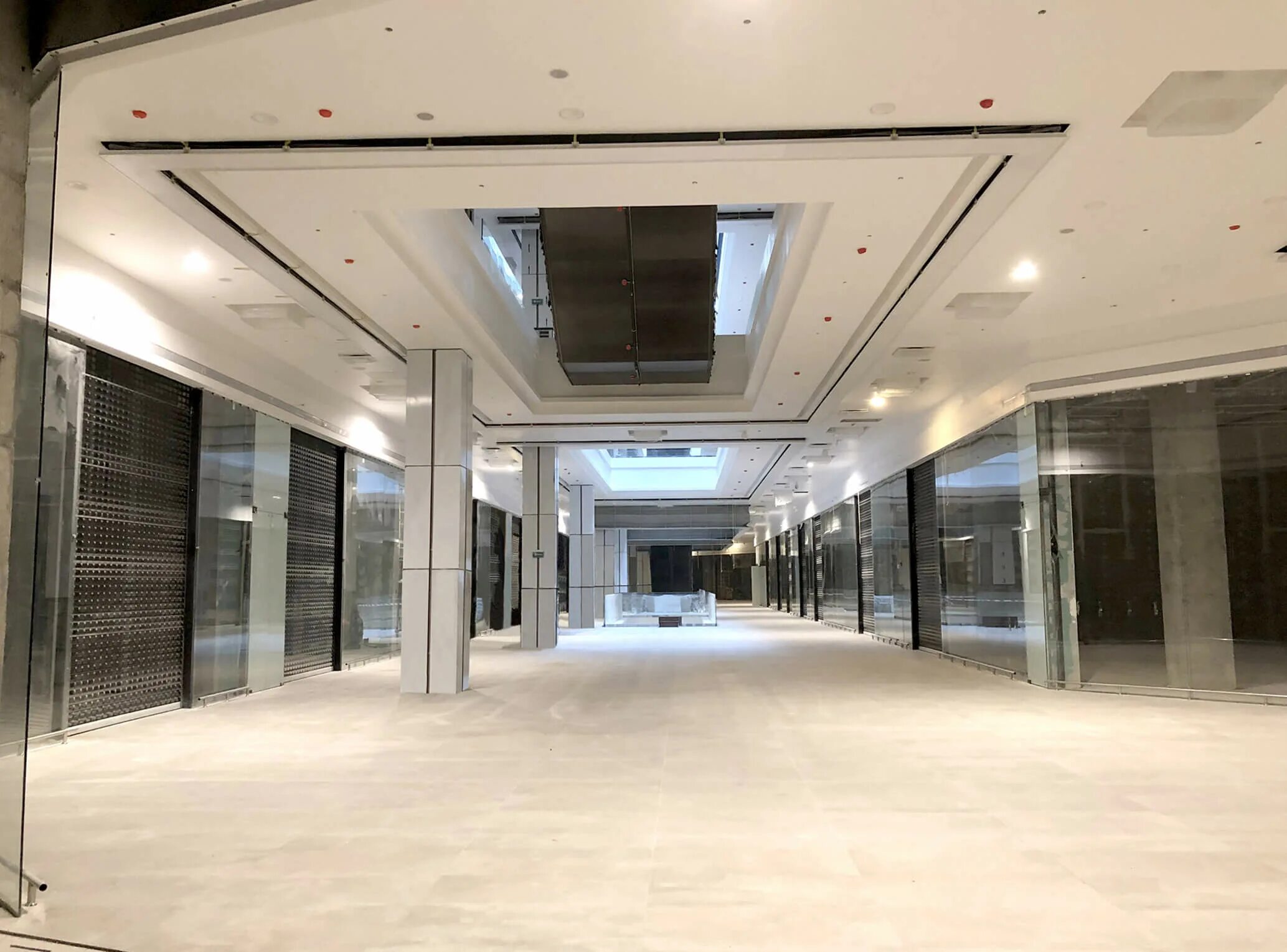 Large opening. Светлый офисный интерьер. Офис опен спейс с сотрудниками. Large opening. Шикарный дом внутри.