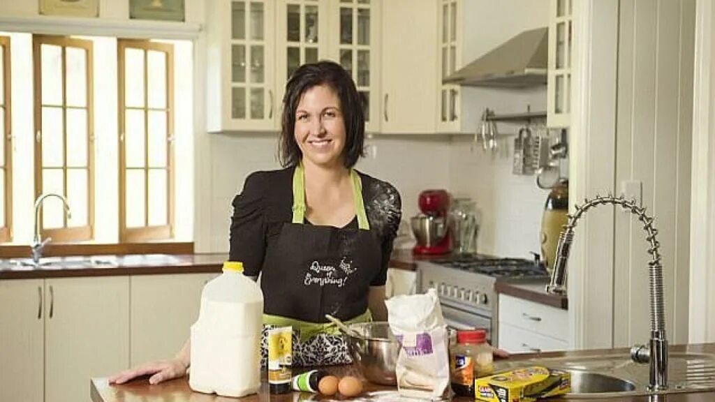 Красивая домохозяйка. Красивая домохозяйка. Американская домохозяйка готовит. Женщина в бигудях. Домохозяйка уровня.