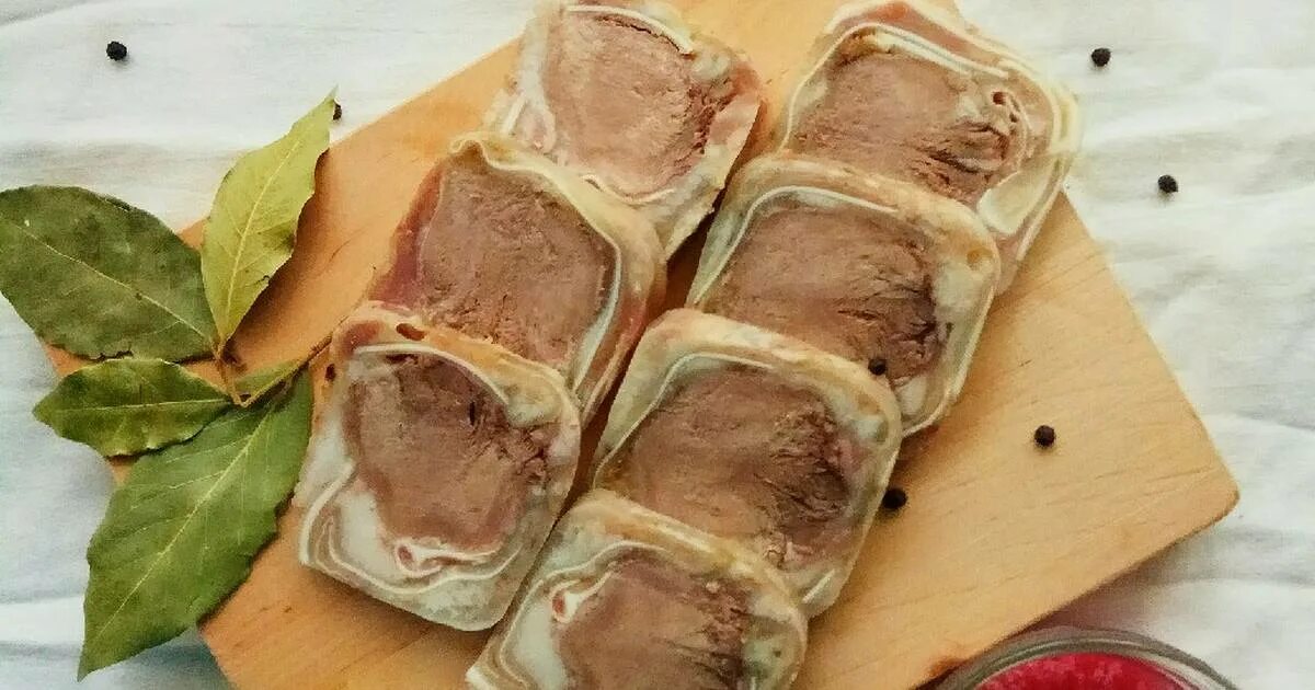 Рулетики из языка говяжьего. Рулеты из свиных языков. рулетики с языком говяжьим. закуска из языка говяжьего рулетики.