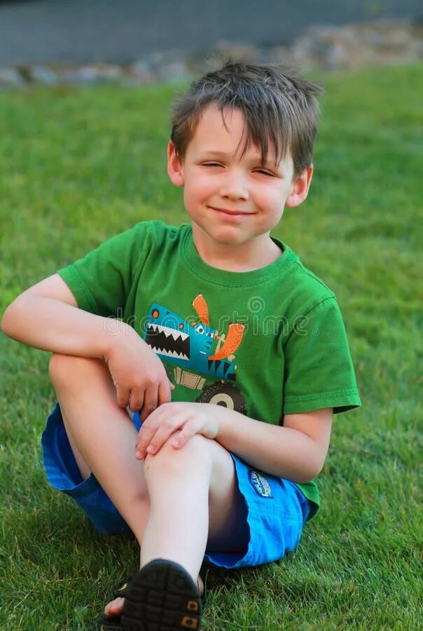 Мальчик Junge. Мальчик сидит на траве. Boy on the grass. Child penis