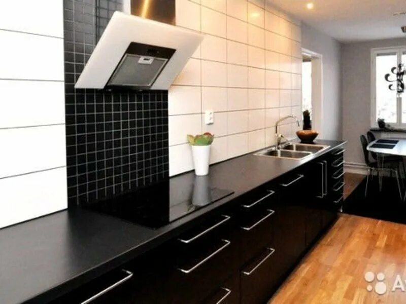 Столешница под черную кухню. Столешница под черную кухню. Кухня с черной столешницей и фартуком. Vicostone java noir bq-8812. Кухня монца черный кварц столешница.