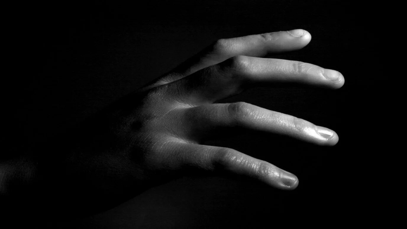 Черная рука ночью. Рука в темноте. Ладонь в темноте. Рука из Темноты. Руки на черном фоне.