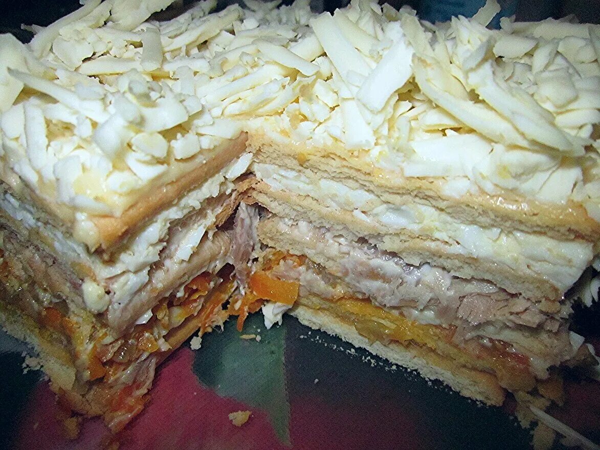 Коржи наполеон с рыбной консервой. Пирог наполеон закусочный с консервой. Слоёный торт с рыбной консервой наполеон. Пирог из консервы с коржами наполеон. Наполеон бутербродный.