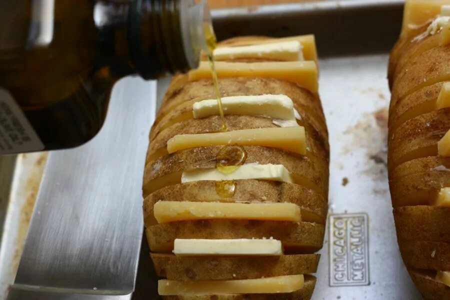 Картофель запеченный с маслом в духовке. Картошка запечённая в духовке в кожуре. Картошка в духовке. Печеный картофель. Хрустящая картошка в духовке.