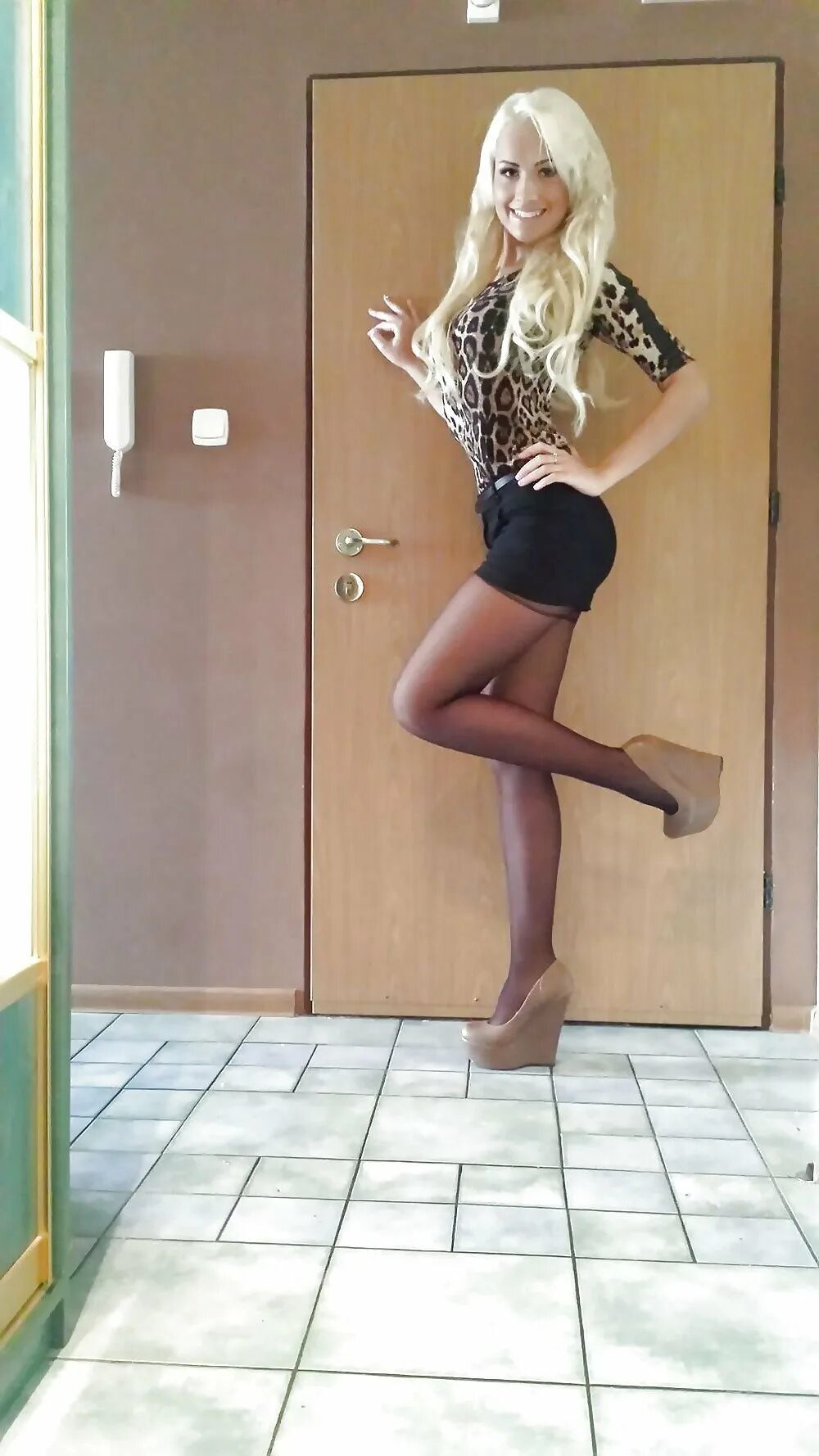 красивые кроссдрессеры на каблуках. красивые девушки на каблуках. трансы на каблуках. леатхер сисси. кроссдрессер в чулках на улице.