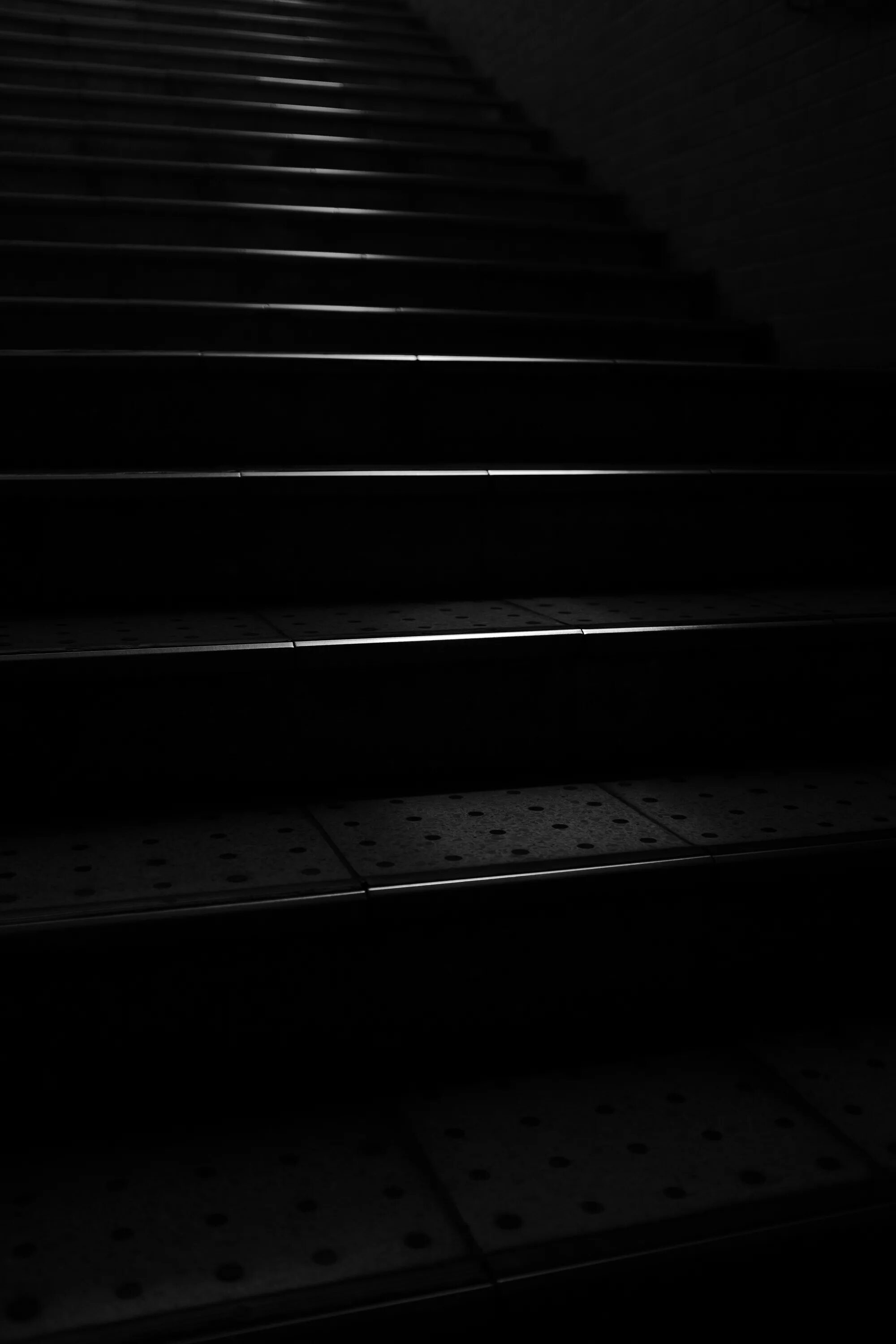 Ступеньки телефон. Лестница вверх. Красивый эскалатор. Ступеньки телефон. Ступеньки на черном фоне.