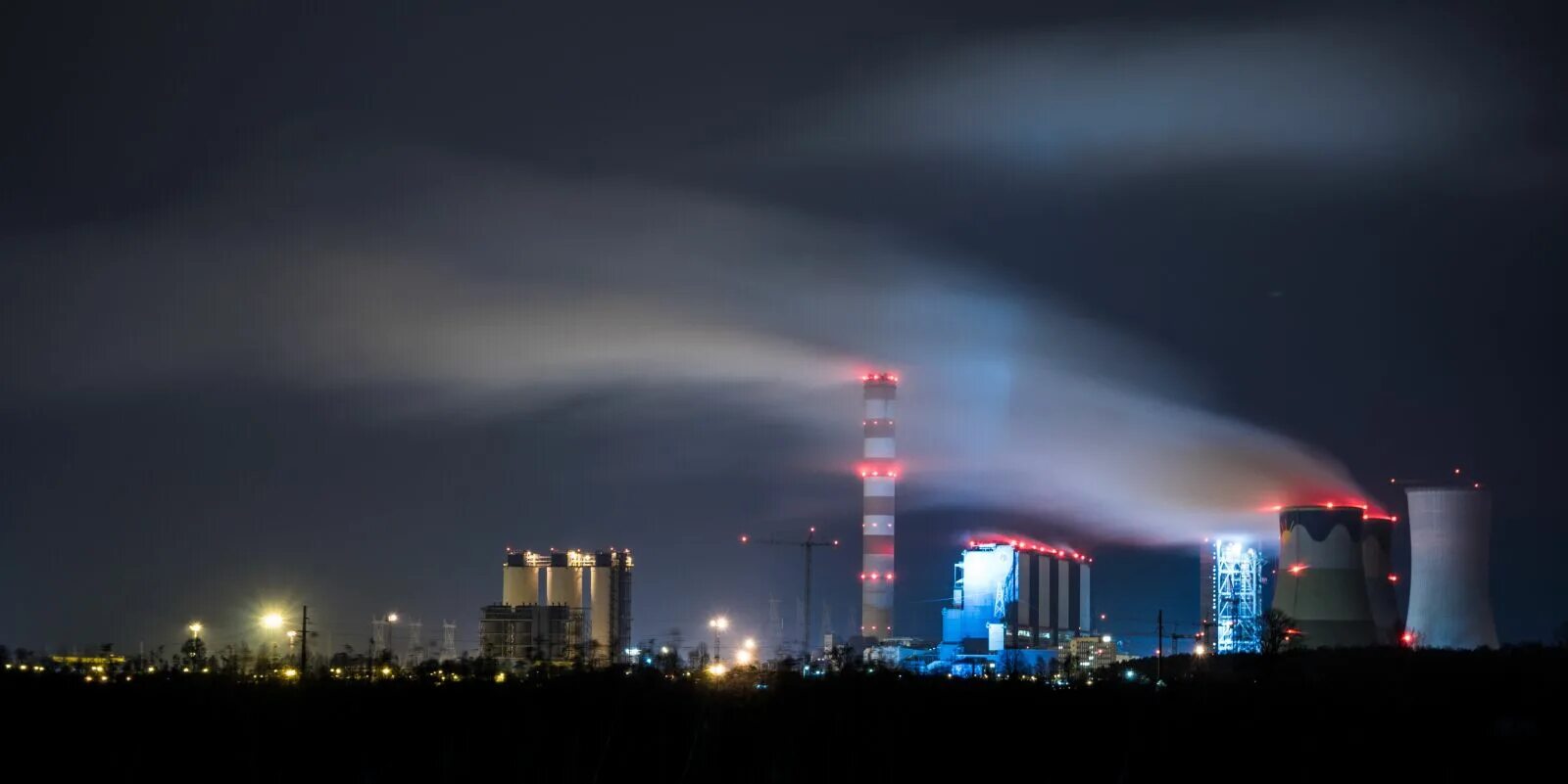 Электростанция ночью. Вид на АЭС ночью обои. Балаковская АЭС ночью из далека.