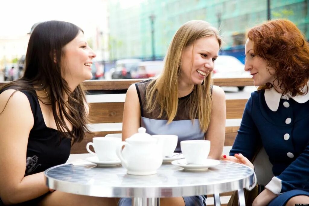 Подруги в кафе. Три подруги в кафе. Две женщины беседуют в кафе. Кофейня общение. День 3 общение