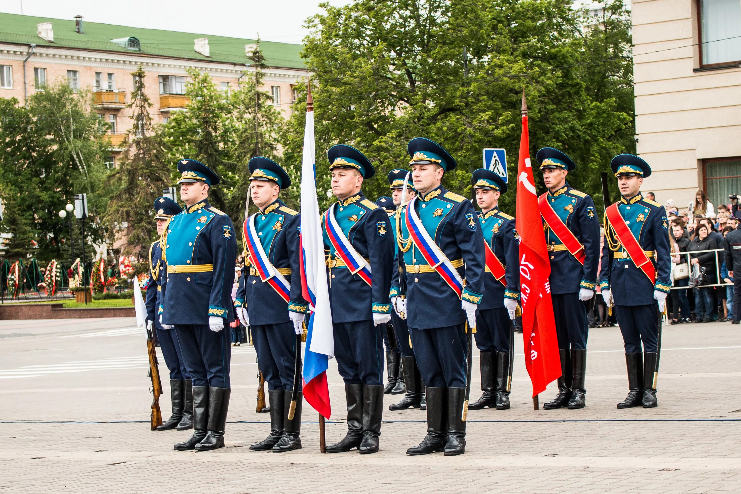Празднование дня победы в белгороде. С днём победы 9 мая белгород. День победы белгород фото. День победы белгород площадь. Белгород парад победы.
