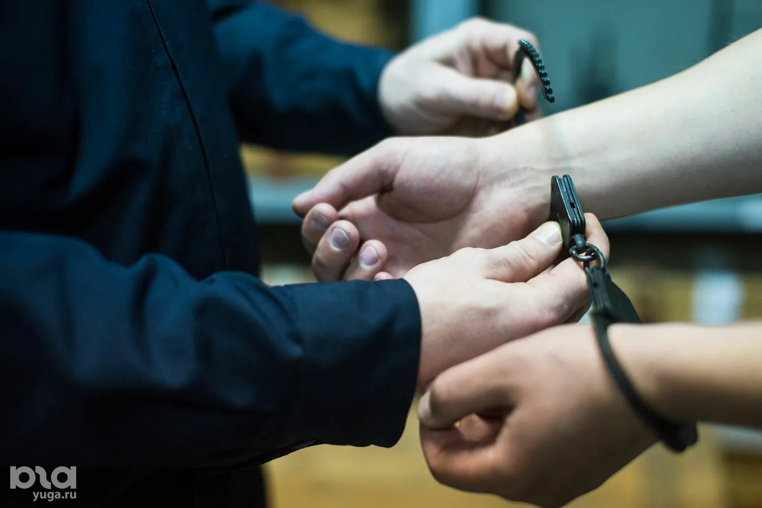 Заключения под стражу в отношении несовершеннолетних. Заключение под стражу. заключение под стражу несовершеннолетнего. пособничество в мошенничестве. заключение под стражу картинки.