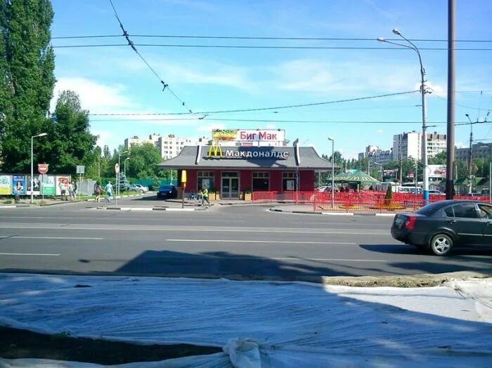 Макдональдс карусель. Макдоналдс. Макдональдс в париже. Симулятор макдональдса. Макдональдс карусель.