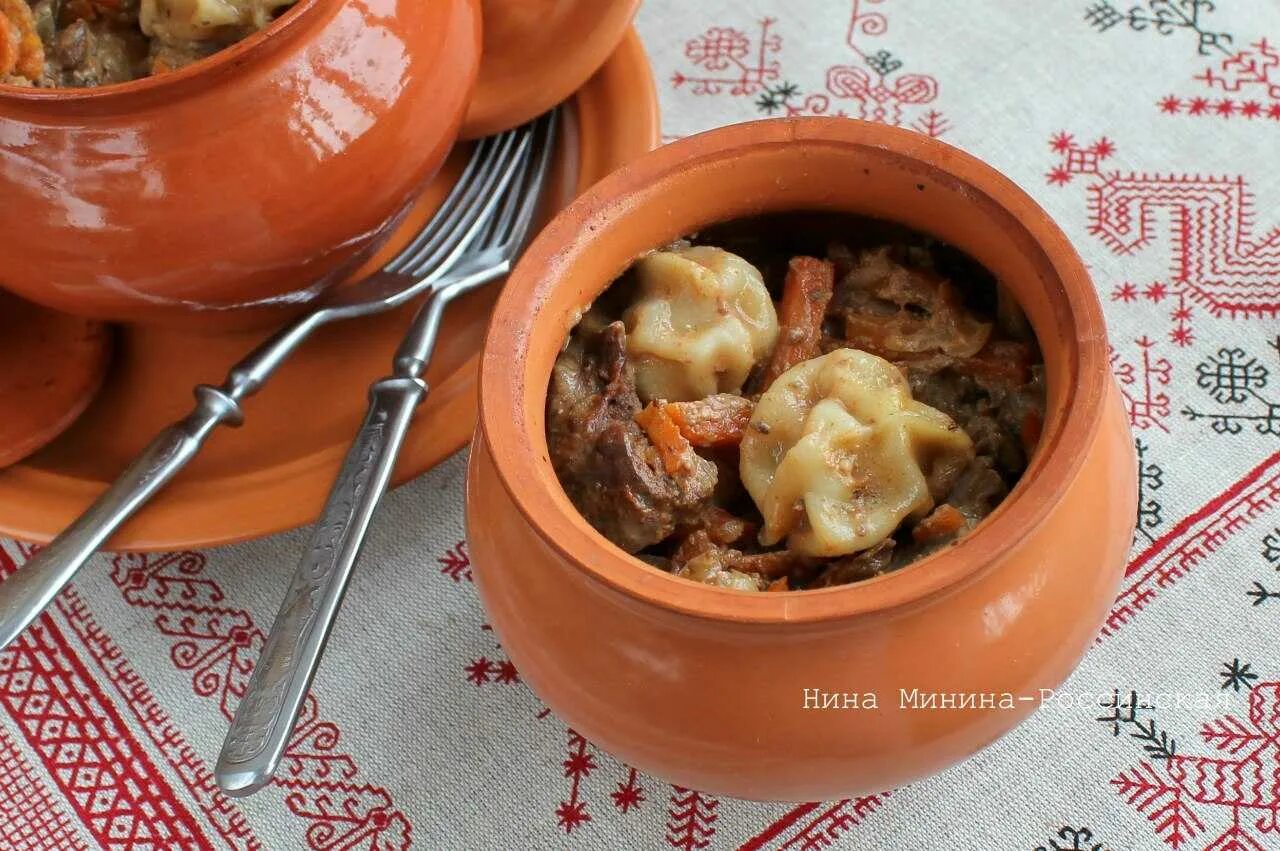 Пельмени в горшочках в духовке с сыром и сметаной. Пельмени в горшочке с лепешкой в духовке. Амуры в горшочках духовке. Амуры в горшочках духовке. Пельмени амуры в горшочках.