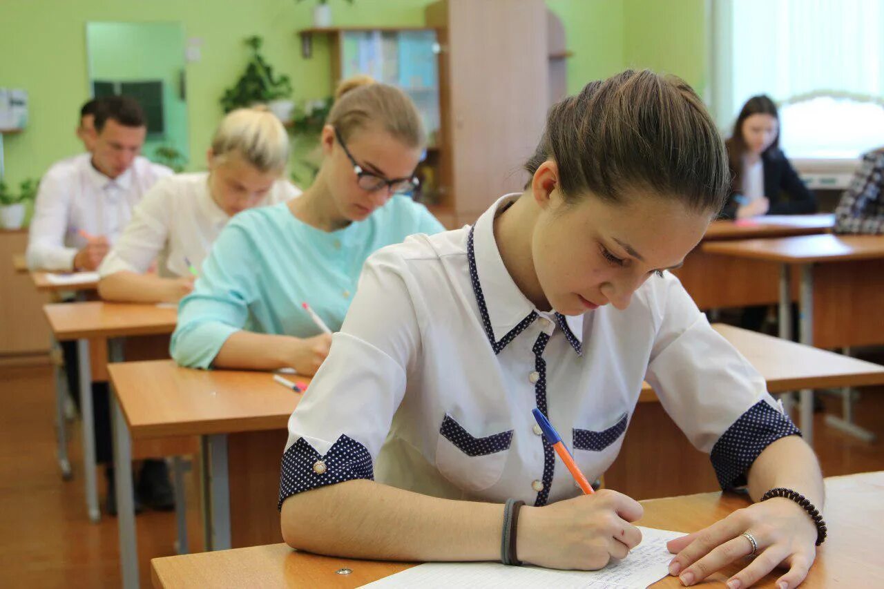 Она учится в средней школе. Экзамены в школе. Выпускной экзамен в школе. Школа среднее образование. Среднее образование это.