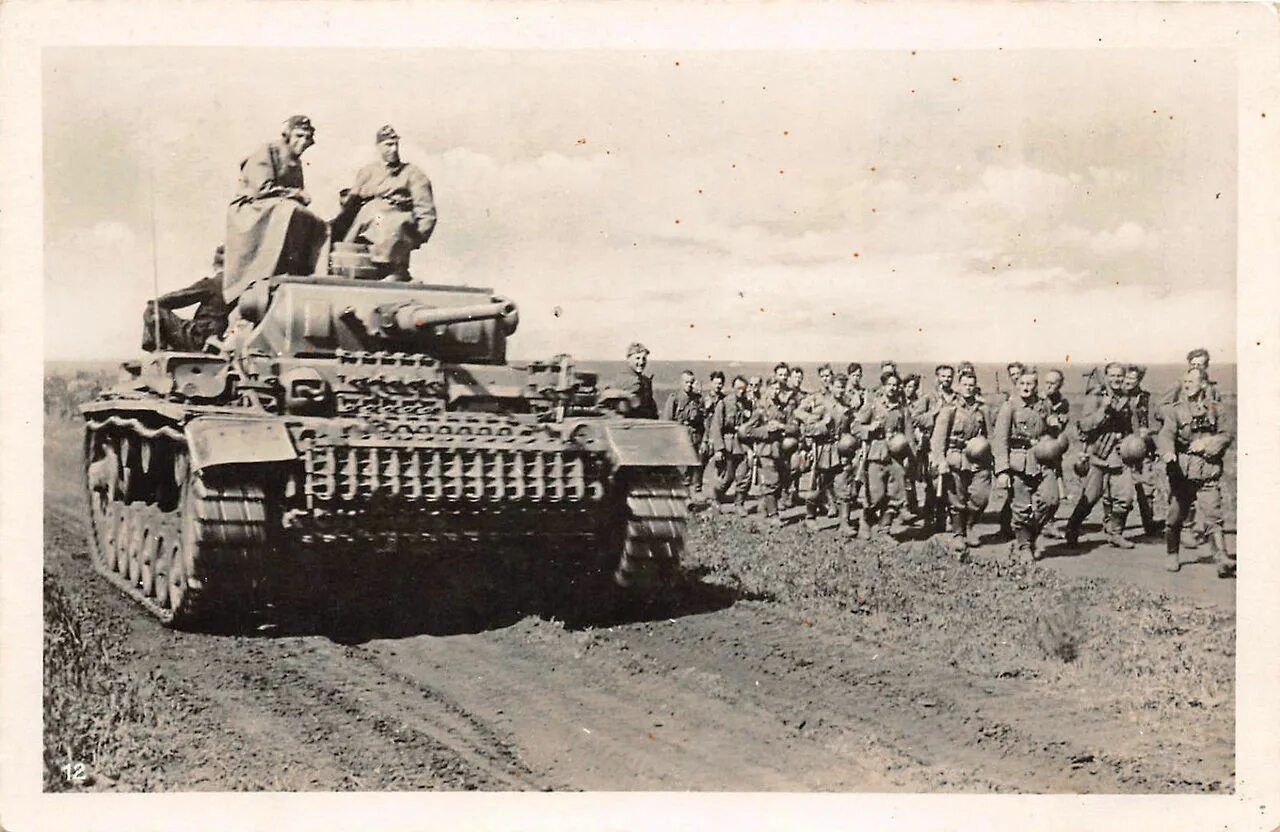 Наступление танковой дивизии. PZ 3 1942. PZ 3 Сталинград. Немецкий танк 1942 года. Танковая группа Готта 1942.